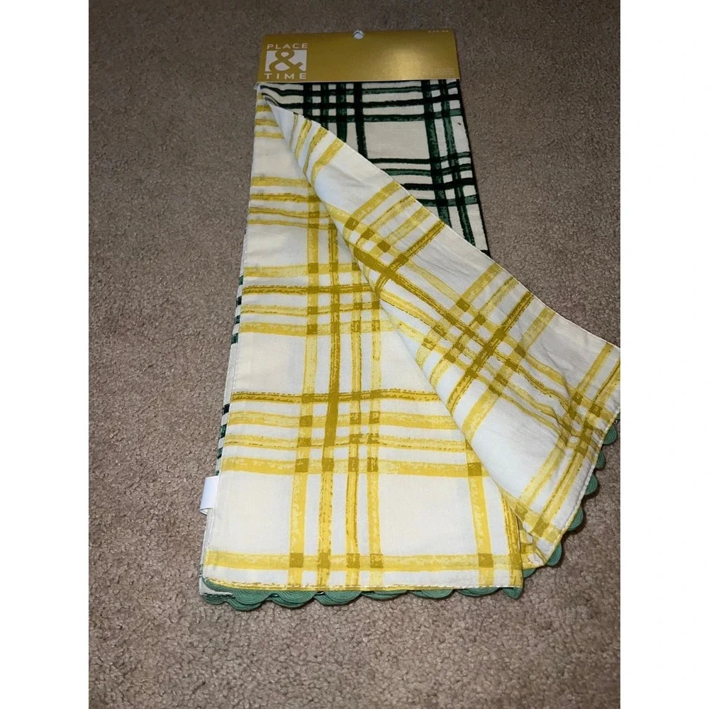 New place & Time reversible table runner  In full bloom‎  GREEN AND WHITE PLAID